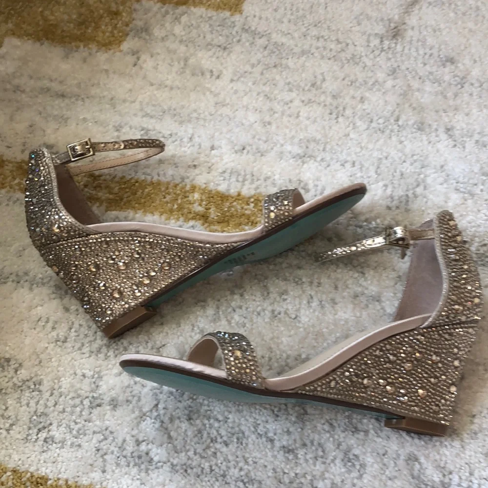 NWOB Betsey Johnson Debie Wedge Sandals - Picture 4 of 7